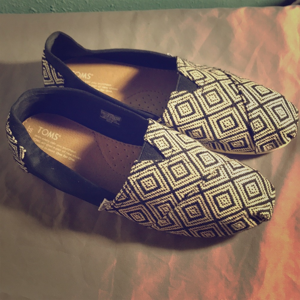 Black and white TOMS